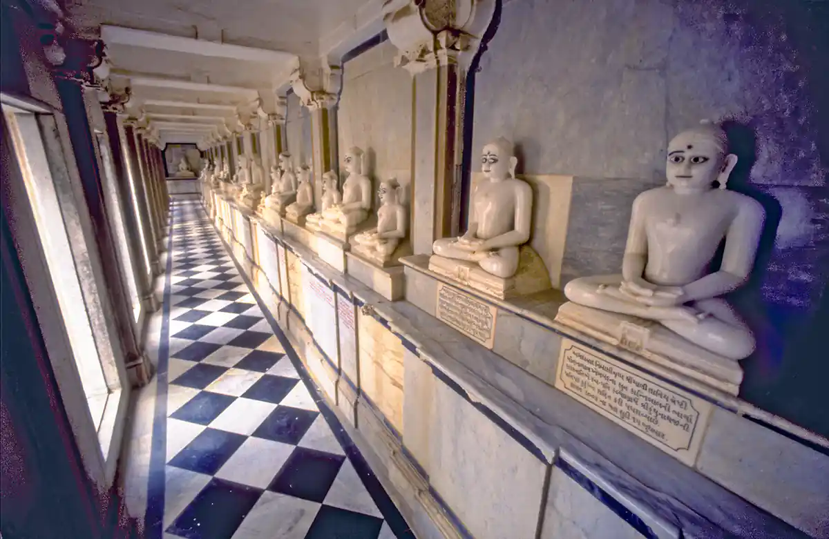 Statues of Tirthankaras, Shatrunajaya, India Statues of Tirthankaras, Shatrunajaya, India
