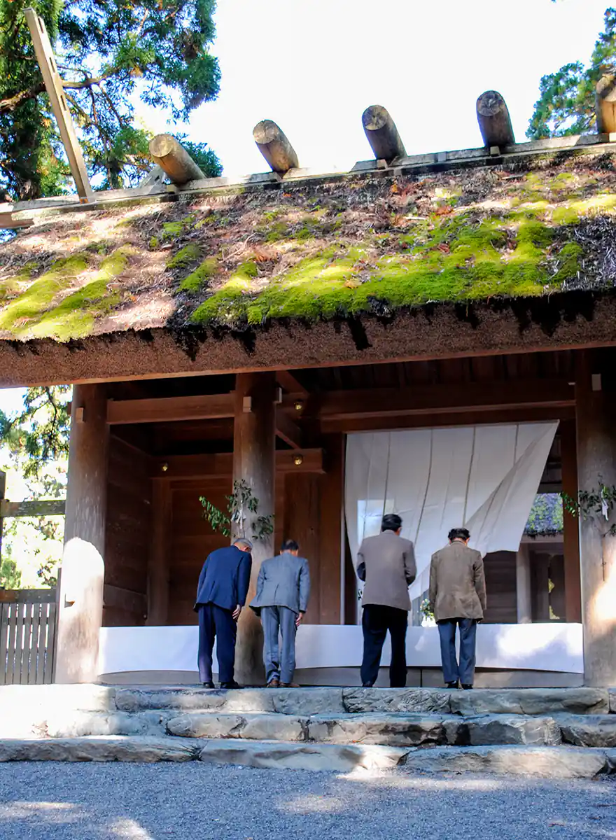 Ise, Naiku Inner Shrine, pilgrims at Kotaijinge main shrine Ise, Naiku Inner Shrine, pilgrims at Kotaijinge main shrine