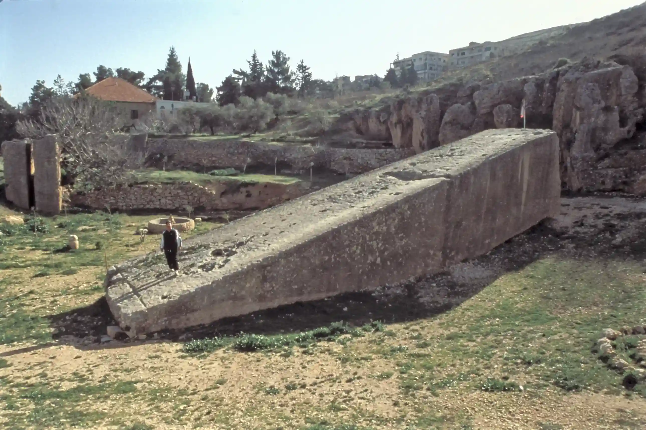 Stone of the Pregnant Woman, weighing approximately 1000 tons Stone of the Pregnant Woman, weighing approximately 1000 tons
