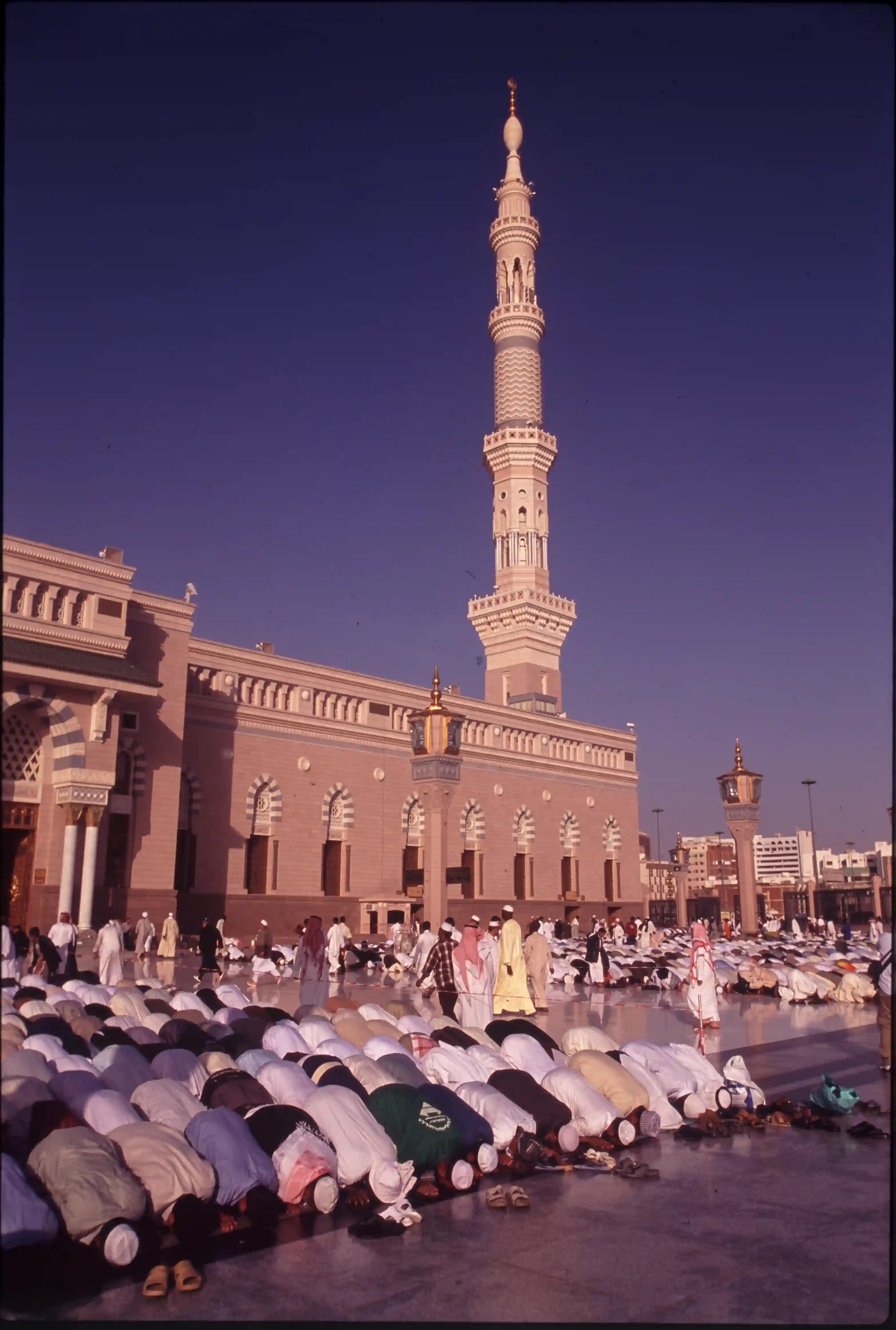 Pilgrims praying outside the Prophet’s Mosque, Medina Pilgrims praying outside the Prophet’s Mosque, Medina