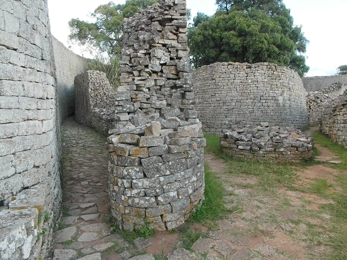 Great Zimbabwe ruins, mysterious inner corridor