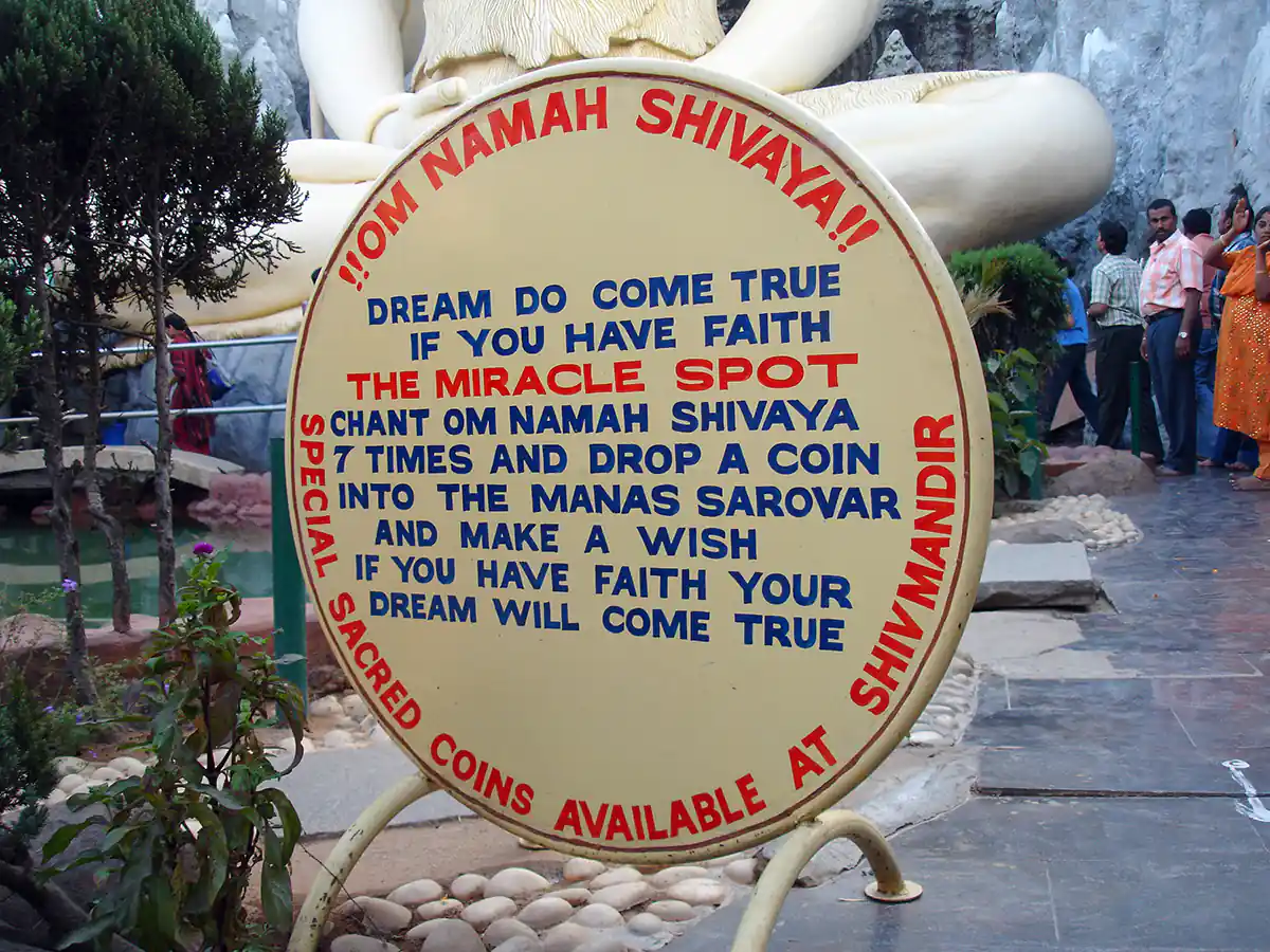 Sign at temple, Bangalore Sign at temple, Bangalore