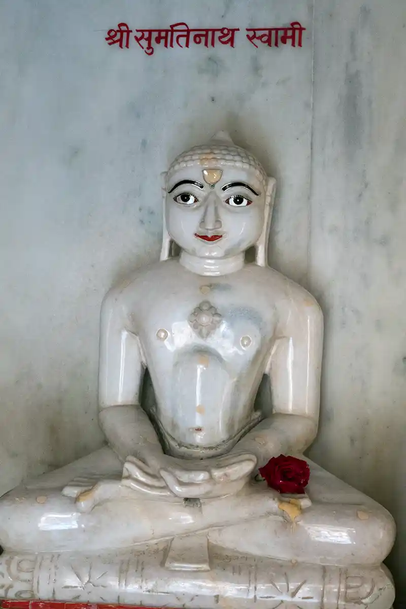 Statue of Tirthankara Sumatinatha, Ranakpur Jain Temple Statue of Tirthankara Sumatinatha, Ranakpur Jain Temple