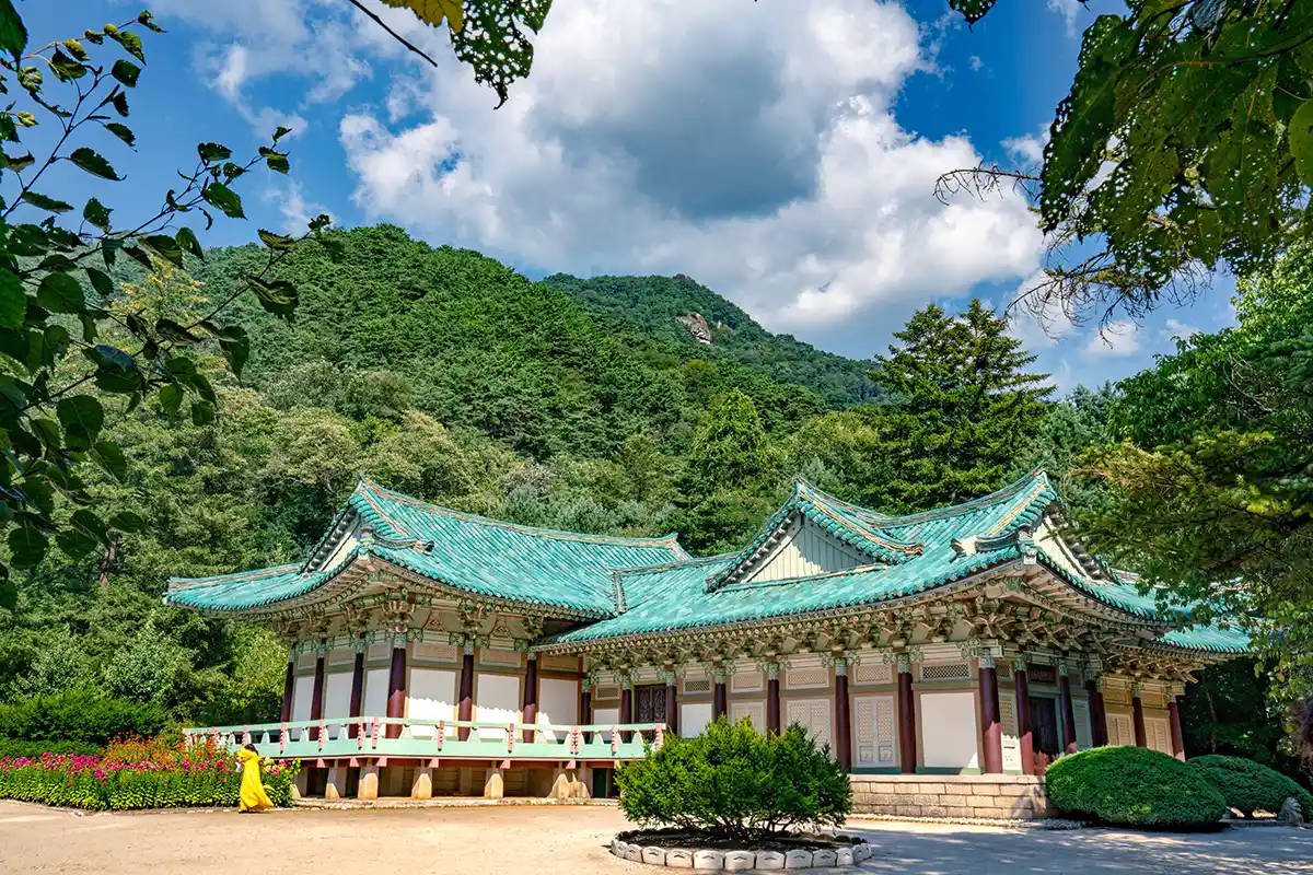 North Korea, Hyang San District, Pohyon bouddhist temple